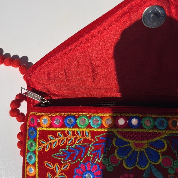 NWT Red Velvet envelope style embroidered clutch with shoulder strap Bag - Picture 9 of 13